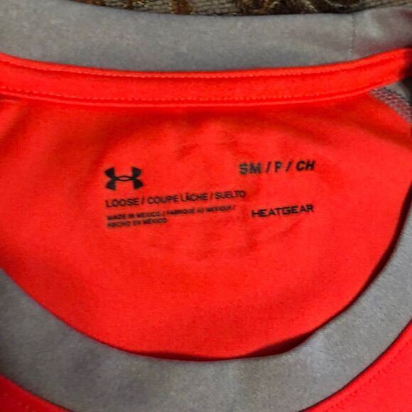 Under Armour loose fit heat gear size small - Picture 4 of 4